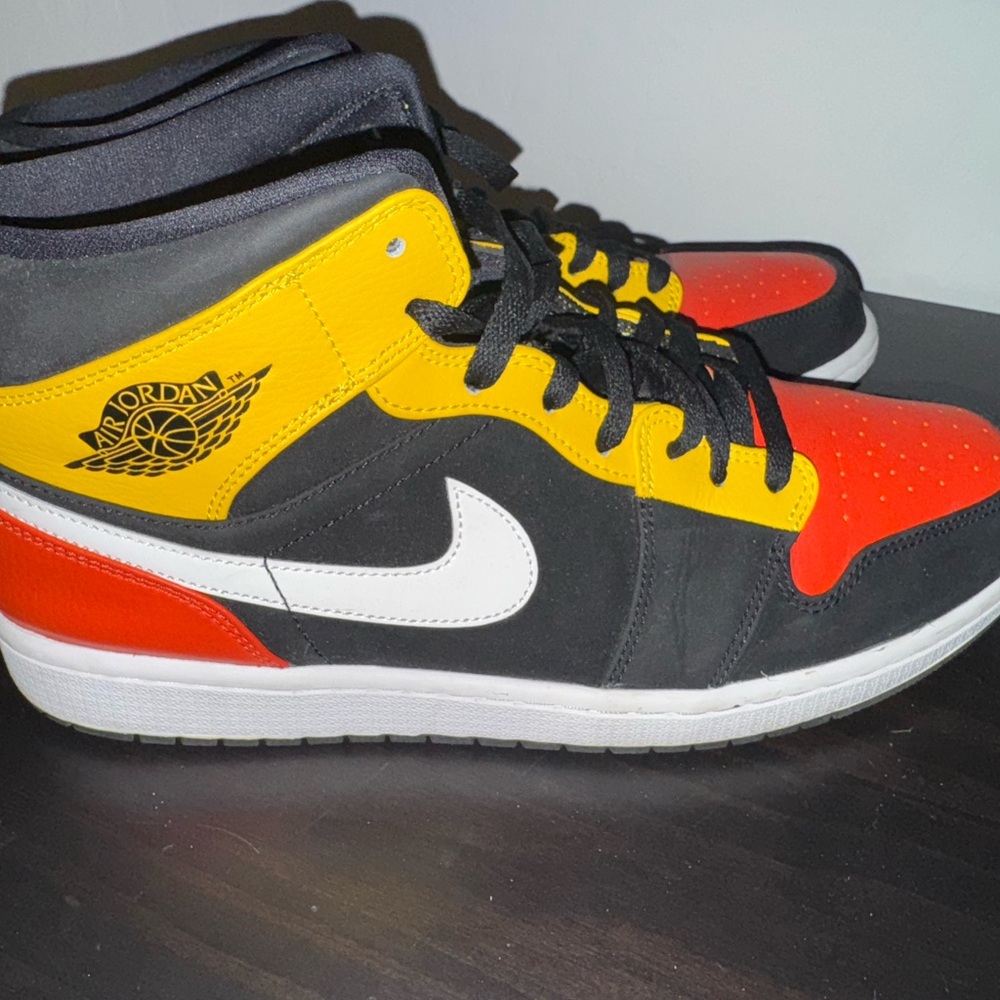 Jordan 1 Mid SE - Picture 3 of 6